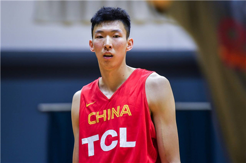 中国男篮球星周琦